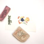 Zbiór pieczątek ze stanu wojennego z wizerunkiem Gąski Balbinki. Materiał: gumka myszka i papier, wykonane w Toruniu w latach: tysiąc dziewięćset osiemdziesiąt dwa tysiąc dziewięćset osiemdziesiąt siedem. Wymiary: pięć i trzy dziesiąte centymetra na trzy i sześć dziesiątych centymetra. Na kolorowej fotografii dwie pieczątki wycięte z gumki do mazania. Prostokątna z horyzontalnie ułożonym negatywem napisu: Solidarność pisanego tak zwaną „solidarycą” . Druga pieczątka z wyciętą podobizną rysunkowej postaci z programów dla dzieci emitowanych w telewizji polskiej pod koniec lat pięćdziesiątych i na początku lat sześćdziesiątych dwudziestego wieku. Na niewielkim, prostokątnym kawałku papieru odbitka obu pieczątek. Postać Gąski – kolorowa, poszczególne fragmenty pieczątki posmarowane były różnymi tuszami. Gąska ma żółtą głowę, czerwone nogi i dziób, żółte skrzydełka i granatowy kubraczek. W jednym skrzydle trzyma gałązkę z baziami. Pod gąską napis: Solidarność.