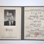 Dyplom ukończenia studiów wyższych. Politechnika Śląska. Gliwice tysiąc dziewięćset pięćdziesiąty szósty. Wymiary: dwadzieścia dwa na piętnaście centymetrów. Fotografia otwartego dyplomu. Po prawej stronie strona ze zdjęciem i podpisem Adama Jędrzejowskiego. Po prawej od góry: Politechnika Śląska imienia Wincentego Pstrowskiego w Gliwicach. Dyplom numer dwadzieścia osiem. Obywatel Jędrzejowski Adam urodzony dwudziestego trzeciego maja tysiąc dziewięćset trzydziestego roku w Rohatynie. Po odbyciu studiów wyższych specjalizując się w zakresie energetyki cieplnej otrzymał czwartego października tysiąc dziewięćset pięćdziesiątego szóstego roku dyplom ukończenia studiów wyższych stopnia drugiego na Wydziale Mechaniczno-Energetycznym i uzyskał tytuł inżyniera magistra mechanika-energetyka.