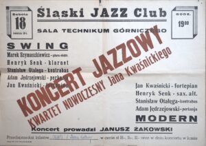 Plakat koncertowy. Druk na papierze. Śląski Jazz Club. Gliwice, tysiąc dziewięćset pięćdziesiąty dziewiąty rok. Wymary sześćdziesiąt i pół naczterdzieści trzy centymetry. Od góry napis: Śląski Jazz Club, Sala Techniku Górniczego. W lewym górnym narożniku plakatu wpisana w prostokąt data koncertu: sobota, osiemnasty kwietnia pięćdziesiątego dziewiątego roku, w prawym górnym narożniku – godzina dziewiętnasta. Po przekątnej na tle nazwisk wykonawców napis: Koncert Jazzowy, Kwartet Nowoczesny Jana Kwaśnickiego. U dołu: przedsprzedaż biletów: Orbis i Dom Kultury, w cenie: osiemnaście, piętnaście i dwanaście złotych oraz w dniu koncertu w kasie.