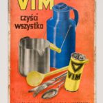 Reklama sklepowa. Materiał: drewniana sklejka, farba drukarska. Technika: nadruk. Leszno, rok tysiąc dziewięćset trzydziesty. Wymiary: czterdzieści osiem na trzydzieści cztery centymetry. Na pomarańczowym tle kolorowe rysunki: kanki, garnka, chochli i sztućców oraz żółtego walcowatego pojemnika z napisem: VIM [Wim]. W lewym górnym narożniku napis: „Vim czyści wszystko”. Przy dolnej krawędzi napis: „Wyrób firmy Schicht – Lever [Szicht Lewer] S.A. [eS A] Warszawa.