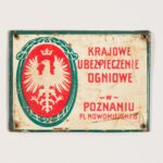 Tabliczka ubezpieczeniowa. Projekt masowy. Stalowa blacha pokryta farbą drukarską. Nadruk wykonany w Lesznie w tysiąc dziewięćset dwudziestym roku. Wymiary: dziesięć centymetrów na siedem i trzy dziesiąte centymetra. Prostokątna tabliczka z otworami w pobliżu czterech narożników. Na lewej części tabliczki herb: biały orzeł z otwartą koroną nad głową, na czerwonej, eliptycznej tarczy. Tarcza otoczona zielonym obramowaniem stylizowanym na motywy roślinne. Na prawej części tabliczki czerwony napis na białym tle: Krajowe Ubezpieczenie Ogniowe w Poznaniu, Plac Nowomiejski osiem.