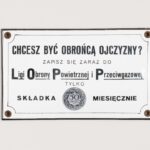 Tabliczka informacyjna. LOPiP [Lop i Pe]. Materiał: stalowa blacha, emalia piecowa. Technika: wypalanie i polerowanie. Leszno, rok tysiąc dziewięćset dwudziesty ósmy. Wymiary: piętnaście na dziewięć centymetrów. Prostokatna tabliczka, na białym tle czarny napis: „Chcesz być obrońcą ojczyzny? Zapisz się zaraz do Ligi Obrony Powietrznej i Przeciwgazowej. Składka tylko pięćdziesiąt groszy miesięcznie.” Pierwsze zdanie tekstu i pierwsze litery nazwy: Ligi Obrony Powietrznej i Przeciwgazowej – pogrubione. „Pięćdziesiąt groszy” przedstawione graficznie – jako moneta. W narożnikach tabliczki otwory. Emalia w ich okolicach lekko uszkodzona.