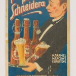 Tabliczka reklamowa i informacyjna Browaru Schneidera [Sznajdera]. Materiał: blacha stalowa, tektura, farba drukarska. Technika: nadruk. Leszno, rok tysiąc dziewięćset trzydziesty. Wymiary: dwadzieścia cztery i pół centymetra na trzydzieści pięć i pół centymetra. Prostokątna, kolorowa tabliczka. Na niebieskim tle sylwetka mężczyzny w garniturze, białej koszuli ze spinkami na mankietach, z muszką. Mężczyzna niesie tacę z trzema butelkami piwa, szklanką i pokalem. Pokal przechyla się, piwo wylewa się z niego na mężczyznę. Butelki z porcelanowymi kapslami, w metalowych koszyczkach umożliwiających wielokrotne otwieranie i zamykanie butelek. W lewym, górnym rogu ukośny napis: Pijcie piwa Schneidera. Na dole po prawej stronie: „Karamel, Marcowe, Eksportowe”. Tuż przy dolnej krawędzi tabliczki: „Browar E. Schneider. Leszno”.