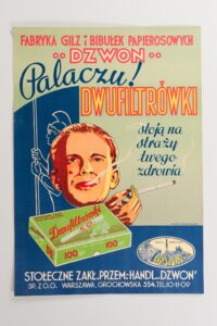 Plakat reklamowy Fabryki Gilz i Bibułek „Dzwon”. Wytwórca: Zakład Graficzny Stanisław Merten S.A., druk na papierze, Warszawa, przed tysiąc dziewięćset trzydziestym dziewiątym rokiem. Wymiary: trzydzieści trzy centymetry na czterdzieści sześć centymetrów. Kolorowy, prostokątny plakat. Tło częściowo seledynowo-zielone, częściowo niebieskie. Od góry czerwony napis: Fabryka Gilz i Bibułek Papierosowych „Dzwon”. Pod spodem napis: Palaczu! Dwufiltrówki stoją na straży twego zdrowia. Rysunek głowy mężczyzny z dymem wydobywającym się z ust. Obok dłoń trzymająca papierosa z długim filtrem. Pod spodem rysunek pudełka z napisem: „Dwufiltrówki” , sto sztuk. Na pudełku rysunek długiej bibułki, w środku zaznaczone na czerwono filtry, pod spodem rysunek maski przeciwgazowej z pochłaniaczem. Obok owalne logo firmy „Dzwon”. Na logu napis: Marka Fabryczna Dzwon, rysunek kościelnego dzwonu, kamieniczki na warszawskiej Starówce i Kolumna Zygmunta. Układ kamieniczek przedwojenny, z lat trzydziestych dwudziestego wieku. Pod spodem napis: Stołeczne Zakł. Przem.- Handl. Dzwon. Spółka z ograniczona odpowiedzialnością, Warszawa, Grochowska trzysta pięćdziesiąt cztery, telefon: dziesięć-jedenaście-zero dziewięć.