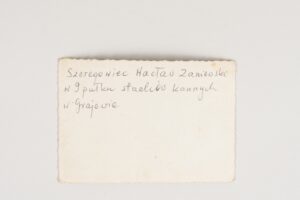 Na odwrocie fotografii napis: szeregowiec Wacław Zaniewski w dziewiątym pułku strzelców konnych w Grajewie.