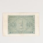 Banknot jednozłotowy. Wytwórca: Bank Emisyjny w Polsce, druk na papierze, Kraków, Generalna Gubernia, pierwszy sierpnia rok tysiąc dziewięćset czterdziesty pierwszy. Wymiary: sto milimetrów na sześćdziesiąt cztery milimetry. Prostokątny banknot. Szaro czerwonawy nadruk z dużą liczbą wzorów. W lewych narożnikach obramowania u góry i u dołu cyfra – jeden. Po lewej stronie napis: Jeden Złoty, Bank Emisyjny w Polsce, Kraków, pierwszy sierpnia tysiąc dziewięćset czterdzieści jeden, faksymile podpisów prezydenta i zastępcy prezydenta. Po prawej stronie banknotu duża jedynka, pod nią napis: „Złoty”. Wszystko na tle misternych przeplatających się wzorów zwanych giloszem. Rewers banknotu pokryty giloszem w białym, niezadrukowanym obramowaniu, z jedynkami w czterech rogach i dużą jedynką w centrum. Po obu stronach jedynki skróty: „zł”, u góry napis: Bank Emisyjny w Polsce, u dołu: „jeden złoty”.