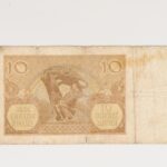 Na rewersie w górnych rogach nadruku: dziesiątki, w lewym dolnym rogu napis: Bank Emisyjny w Polsce, w prawym dolnym rogu napis: dziesięć złotych. W centralnej części nadruku grafika ukazująca pomnik Chopina z warszawskich Łazienek.