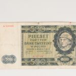 Banknot pięćsetzłotowy. Wytwórca: Bank Emisyjny w Polsce, druk na papierze, Kraków, Generalna Gubernia, pierwszy marca rok tysiąc dziewięćset czterdziesty. Wymiary: sto siedemdziesiąt dziewięć na dziewięćdziesiąt dziewięć milimetrów. Prostokątny banknot. Awers: zadrukowane dwie trzecie powierzchni banknotu, na niezadrukowanej części po lewej, od góry seria i numer banknotu, u dołu na tle giloszowych wzorów liczba pięćset – nominał banknotu. Na zadrukowanej części od góry – nominał – słownie i liczbowo, poniżej napis: pięćset złotych, Bank Emisyjny w Polsce, poniżej: Kraków pierwszego marca tysiąc dziewięćset czterdziesty rok, poniżej: faksymile podpisów prezydenta i zastępcy prezydenta, poniżej seria i numer banknotu, poniżej słownie i liczbowo nominał banknotu. Po prawej stronie na giloszowej rozecie głowa mężczyzny z góralskim kapeluszu, pod spodem liczba z nominałem banknotu.