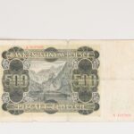 Rewers: zadrukowane dwie trzecie powierzchni banknotu. Od góry napis: Bank Emisyjny w Polsce, poniżej na tle giloszy , z prawej i lewej strony nominały banknotu, między nimi widok na Tatry i tatrzańskie jezioro, poniżej napis: pięćset złotych. W prawym dolnym rogu banknotu, na jego niezadrukowanej części powtórzenie serii i numeru banknotu.